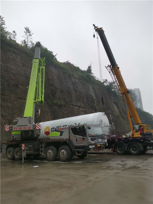 化德县“不怕风雨冻”—— 吊车的 “恶劣环境适应” 技术